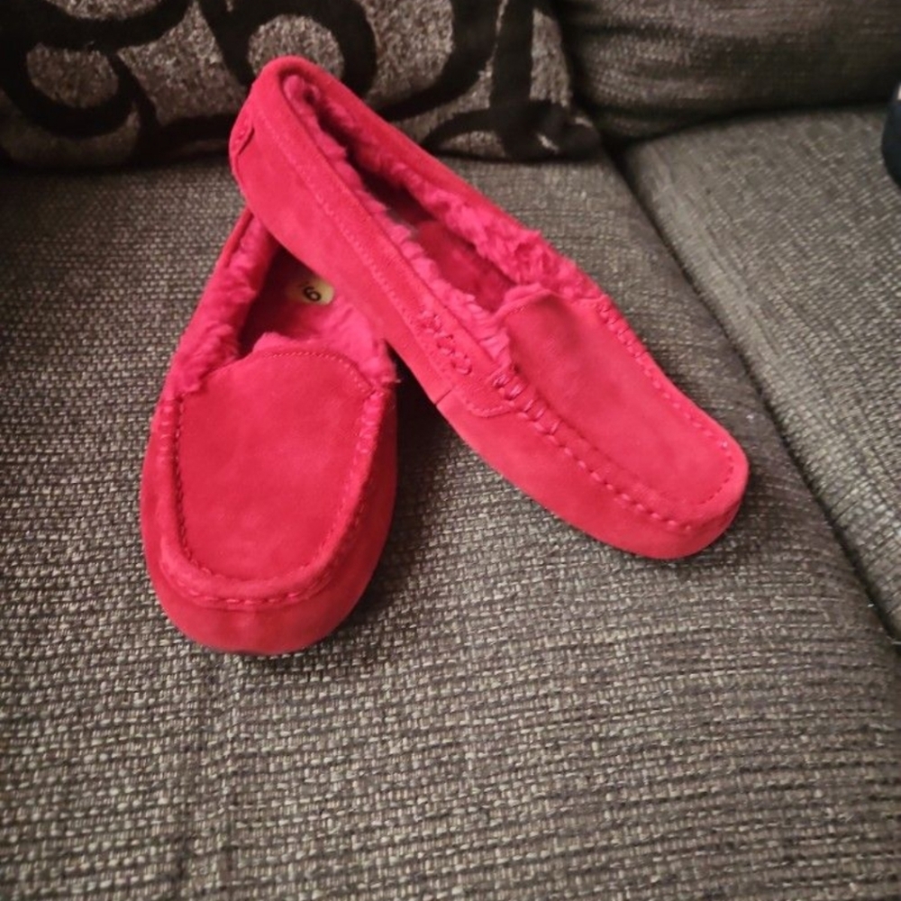 Red Hot UGG Super Comfy Moccasins sz 9
